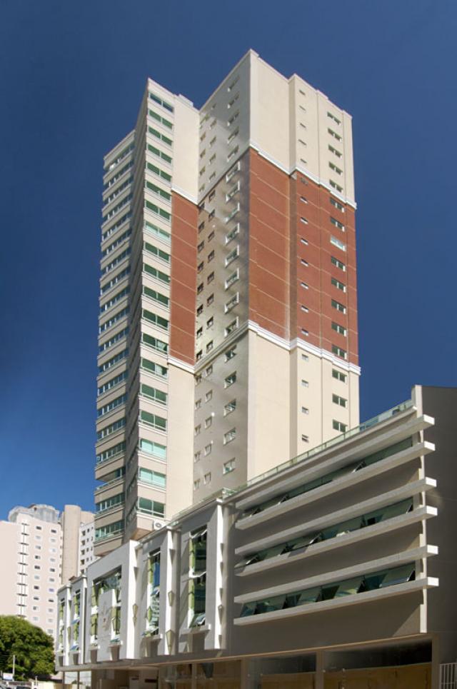 O apartamento do Lorena Cristina Residence é a combinação perfeita de elegância e funcionalidade, oferecendo um ambiente de alto padrão para quem busca qualidade e conforto. Com uma série de acabamentos e características pensadas para atender às suas necessidades e superar suas expectativas, este apartamento proporciona uma experiência de vida excepcional.	  O acabamento em gesso confere um toque de sofisticação aos ambientes, enquanto o porcelanato no piso traz um visual moderno e facilita a manutenção. A sacada oferece um espaço extra para relaxar e desfrutar de vistas agradáveis, ideal para momentos de lazer ao ar livre.	  A cozinha americana é integrada ao living, criando um ambiente espaçoso e fluido que facilita a convivência e o entretenimento. A cozinha é equipada com uma churrasqueira, perfeita para preparar refeições e churrascos com a família e amigos. Para maior conforto, a infraestrutura para água quente garante que você possa desfrutar de banhos agradáveis, enquanto a banheira de hidromassagem oferece um toque extra de luxo e relaxamento.	  O apartamento também conta com uma área de serviço prática e funcional, além de um lavabo que adiciona conveniência para seus visitantes. A sala de jantar é um espaço acolhedor para refeições em família e ocasiões especiais.	  Com espera para split e hidrômetro individual, o apartamento garante controle e eficiência na climatização e no consumo de água. O interfone proporciona segurança e comunicação fácil, enquanto a aspiração central facilita a manutenção da limpeza. As portas e rodapés em laca premium completam o acabamento de alto padrão, adicionando um toque de requinte ao ambiente.	  Este apartamento no Lorena Cristina Residence foi projetado para oferecer um estilo de vida confortável e sofisticado, com cada detalhe pensado para atender às suas necessidades e proporcionar uma experiência de moradia incomparável.	