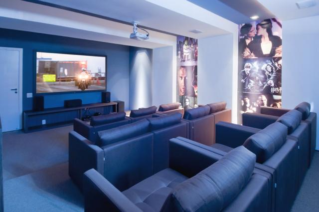 O apartamento do Lorena Cristina Residence é a combinação perfeita de elegância e funcionalidade, oferecendo um ambiente de alto padrão para quem busca qualidade e conforto. Com uma série de acabamentos e características pensadas para atender às suas necessidades e superar suas expectativas, este apartamento proporciona uma experiência de vida excepcional.	  O acabamento em gesso confere um toque de sofisticação aos ambientes, enquanto o porcelanato no piso traz um visual moderno e facilita a manutenção. A sacada oferece um espaço extra para relaxar e desfrutar de vistas agradáveis, ideal para momentos de lazer ao ar livre.	  A cozinha americana é integrada ao living, criando um ambiente espaçoso e fluido que facilita a convivência e o entretenimento. A cozinha é equipada com uma churrasqueira, perfeita para preparar refeições e churrascos com a família e amigos. Para maior conforto, a infraestrutura para água quente garante que você possa desfrutar de banhos agradáveis, enquanto a banheira de hidromassagem oferece um toque extra de luxo e relaxamento.	  O apartamento também conta com uma área de serviço prática e funcional, além de um lavabo que adiciona conveniência para seus visitantes. A sala de jantar é um espaço acolhedor para refeições em família e ocasiões especiais.	  Com espera para split e hidrômetro individual, o apartamento garante controle e eficiência na climatização e no consumo de água. O interfone proporciona segurança e comunicação fácil, enquanto a aspiração central facilita a manutenção da limpeza. As portas e rodapés em laca premium completam o acabamento de alto padrão, adicionando um toque de requinte ao ambiente.	  Este apartamento no Lorena Cristina Residence foi projetado para oferecer um estilo de vida confortável e sofisticado, com cada detalhe pensado para atender às suas necessidades e proporcionar uma experiência de moradia incomparável.	