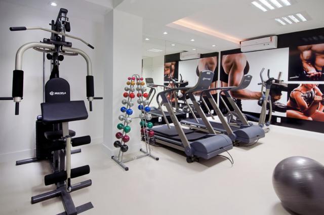 O apartamento do Lorena Cristina Residence é a combinação perfeita de elegância e funcionalidade, oferecendo um ambiente de alto padrão para quem busca qualidade e conforto. Com uma série de acabamentos e características pensadas para atender às suas necessidades e superar suas expectativas, este apartamento proporciona uma experiência de vida excepcional.	  O acabamento em gesso confere um toque de sofisticação aos ambientes, enquanto o porcelanato no piso traz um visual moderno e facilita a manutenção. A sacada oferece um espaço extra para relaxar e desfrutar de vistas agradáveis, ideal para momentos de lazer ao ar livre.	  A cozinha americana é integrada ao living, criando um ambiente espaçoso e fluido que facilita a convivência e o entretenimento. A cozinha é equipada com uma churrasqueira, perfeita para preparar refeições e churrascos com a família e amigos. Para maior conforto, a infraestrutura para água quente garante que você possa desfrutar de banhos agradáveis, enquanto a banheira de hidromassagem oferece um toque extra de luxo e relaxamento.	  O apartamento também conta com uma área de serviço prática e funcional, além de um lavabo que adiciona conveniência para seus visitantes. A sala de jantar é um espaço acolhedor para refeições em família e ocasiões especiais.	  Com espera para split e hidrômetro individual, o apartamento garante controle e eficiência na climatização e no consumo de água. O interfone proporciona segurança e comunicação fácil, enquanto a aspiração central facilita a manutenção da limpeza. As portas e rodapés em laca premium completam o acabamento de alto padrão, adicionando um toque de requinte ao ambiente.	  Este apartamento no Lorena Cristina Residence foi projetado para oferecer um estilo de vida confortável e sofisticado, com cada detalhe pensado para atender às suas necessidades e proporcionar uma experiência de moradia incomparável.	