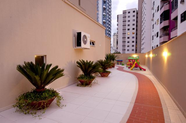 O apartamento do Lorena Cristina Residence é a combinação perfeita de elegância e funcionalidade, oferecendo um ambiente de alto padrão para quem busca qualidade e conforto. Com uma série de acabamentos e características pensadas para atender às suas necessidades e superar suas expectativas, este apartamento proporciona uma experiência de vida excepcional.	  O acabamento em gesso confere um toque de sofisticação aos ambientes, enquanto o porcelanato no piso traz um visual moderno e facilita a manutenção. A sacada oferece um espaço extra para relaxar e desfrutar de vistas agradáveis, ideal para momentos de lazer ao ar livre.	  A cozinha americana é integrada ao living, criando um ambiente espaçoso e fluido que facilita a convivência e o entretenimento. A cozinha é equipada com uma churrasqueira, perfeita para preparar refeições e churrascos com a família e amigos. Para maior conforto, a infraestrutura para água quente garante que você possa desfrutar de banhos agradáveis, enquanto a banheira de hidromassagem oferece um toque extra de luxo e relaxamento.	  O apartamento também conta com uma área de serviço prática e funcional, além de um lavabo que adiciona conveniência para seus visitantes. A sala de jantar é um espaço acolhedor para refeições em família e ocasiões especiais.	  Com espera para split e hidrômetro individual, o apartamento garante controle e eficiência na climatização e no consumo de água. O interfone proporciona segurança e comunicação fácil, enquanto a aspiração central facilita a manutenção da limpeza. As portas e rodapés em laca premium completam o acabamento de alto padrão, adicionando um toque de requinte ao ambiente.	  Este apartamento no Lorena Cristina Residence foi projetado para oferecer um estilo de vida confortável e sofisticado, com cada detalhe pensado para atender às suas necessidades e proporcionar uma experiência de moradia incomparável.	