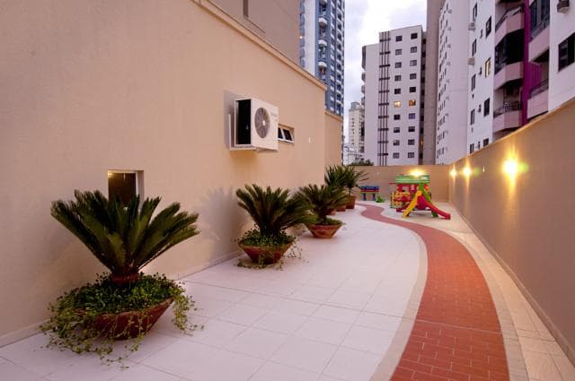 O apartamento do Lorena Cristina Residence é a combinação perfeita de elegância e funcionalidade, oferecendo um ambiente de alto padrão para quem busca qualidade e conforto. Com uma série de acabamentos e características pensadas para atender às suas necessidades e superar suas expectativas, este apartamento proporciona uma experiência de vida excepcional.	  O acabamento em gesso confere um toque de sofisticação aos ambientes, enquanto o porcelanato no piso traz um visual moderno e facilita a manutenção. A sacada oferece um espaço extra para relaxar e desfrutar de vistas agradáveis, ideal para momentos de lazer ao ar livre.	  A cozinha americana é integrada ao living, criando um ambiente espaçoso e fluido que facilita a convivência e o entretenimento. A cozinha é equipada com uma churrasqueira, perfeita para preparar refeições e churrascos com a família e amigos. Para maior conforto, a infraestrutura para água quente garante que você possa desfrutar de banhos agradáveis, enquanto a banheira de hidromassagem oferece um toque extra de luxo e relaxamento.	  O apartamento também conta com uma área de serviço prática e funcional, além de um lavabo que adiciona conveniência para seus visitantes. A sala de jantar é um espaço acolhedor para refeições em família e ocasiões especiais.	  Com espera para split e hidrômetro individual, o apartamento garante controle e eficiência na climatização e no consumo de água. O interfone proporciona segurança e comunicação fácil, enquanto a aspiração central facilita a manutenção da limpeza. As portas e rodapés em laca premium completam o acabamento de alto padrão, adicionando um toque de requinte ao ambiente.	  Este apartamento no Lorena Cristina Residence foi projetado para oferecer um estilo de vida confortável e sofisticado, com cada detalhe pensado para atender às suas necessidades e proporcionar uma experiência de moradia incomparável.	