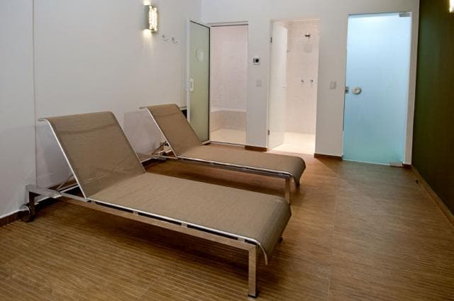 O apartamento do Lorena Cristina Residence é a combinação perfeita de elegância e funcionalidade, oferecendo um ambiente de alto padrão para quem busca qualidade e conforto. Com uma série de acabamentos e características pensadas para atender às suas necessidades e superar suas expectativas, este apartamento proporciona uma experiência de vida excepcional.	  O acabamento em gesso confere um toque de sofisticação aos ambientes, enquanto o porcelanato no piso traz um visual moderno e facilita a manutenção. A sacada oferece um espaço extra para relaxar e desfrutar de vistas agradáveis, ideal para momentos de lazer ao ar livre.	  A cozinha americana é integrada ao living, criando um ambiente espaçoso e fluido que facilita a convivência e o entretenimento. A cozinha é equipada com uma churrasqueira, perfeita para preparar refeições e churrascos com a família e amigos. Para maior conforto, a infraestrutura para água quente garante que você possa desfrutar de banhos agradáveis, enquanto a banheira de hidromassagem oferece um toque extra de luxo e relaxamento.	  O apartamento também conta com uma área de serviço prática e funcional, além de um lavabo que adiciona conveniência para seus visitantes. A sala de jantar é um espaço acolhedor para refeições em família e ocasiões especiais.	  Com espera para split e hidrômetro individual, o apartamento garante controle e eficiência na climatização e no consumo de água. O interfone proporciona segurança e comunicação fácil, enquanto a aspiração central facilita a manutenção da limpeza. As portas e rodapés em laca premium completam o acabamento de alto padrão, adicionando um toque de requinte ao ambiente.	  Este apartamento no Lorena Cristina Residence foi projetado para oferecer um estilo de vida confortável e sofisticado, com cada detalhe pensado para atender às suas necessidades e proporcionar uma experiência de moradia incomparável.	