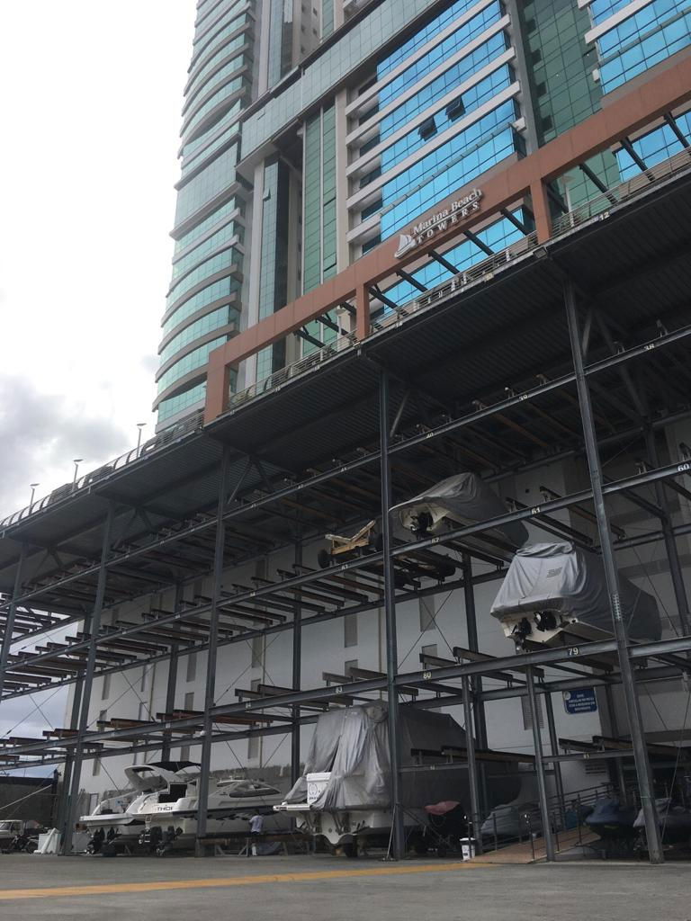 Venda de andar alto no Marina Beach Towers